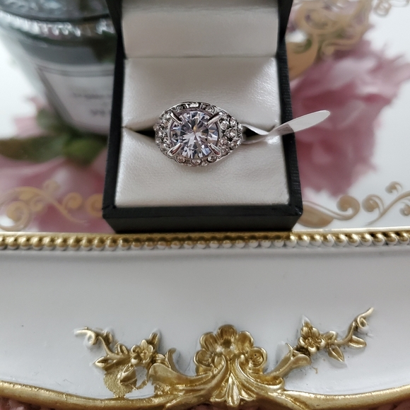 Elegant cubic zirconia crystals ring - Picture 3 of 6